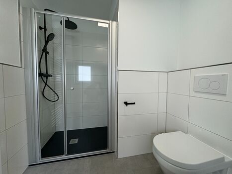 Bad mit Dusche WG 4