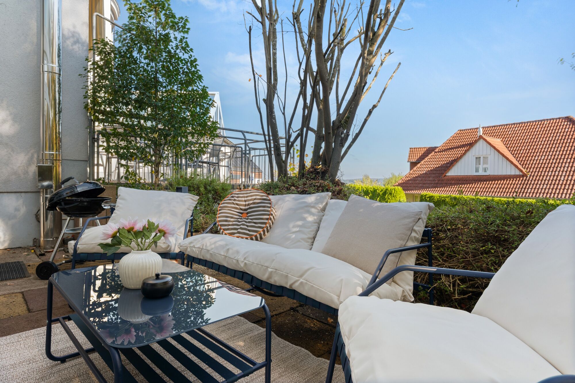 Terrassen mit Grills und Sitzbereichen
