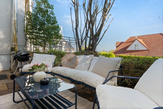 Terrassen mit Grills und Sitzbereichen