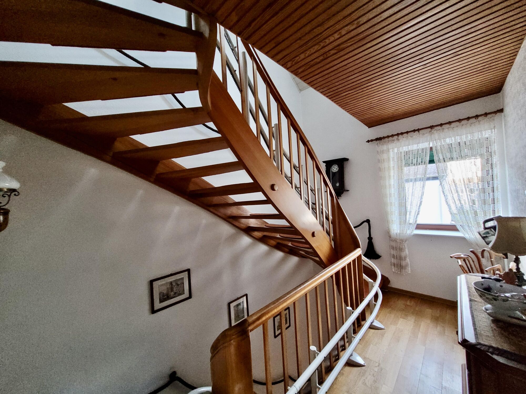 Stilvolles Detail: Das Holztreppenhaus in deiner Trierer Unterkunft.