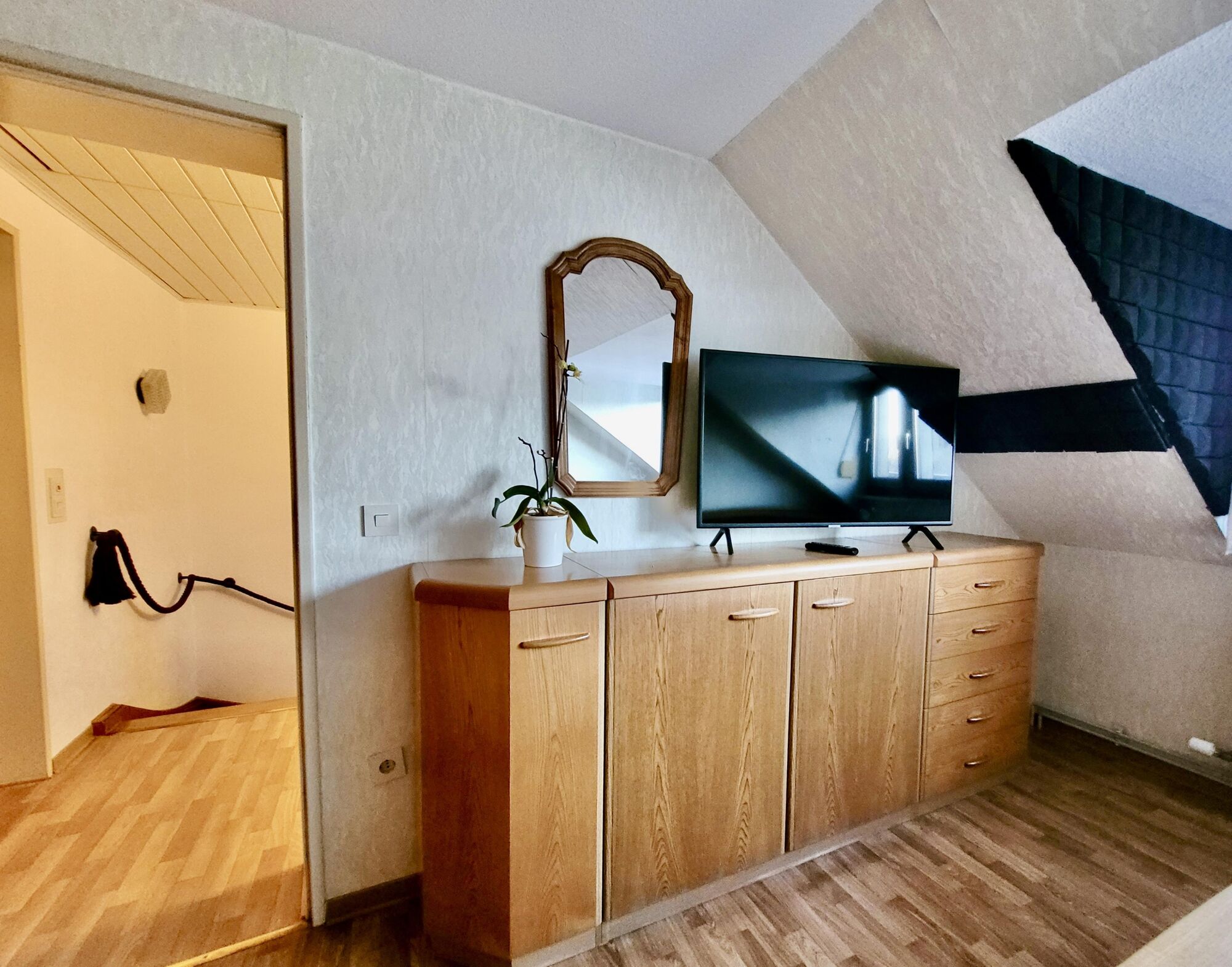 Komfort & Entertainment in Trier: Schlafzimmer mit Smart-TV (inkl. Netflix!).