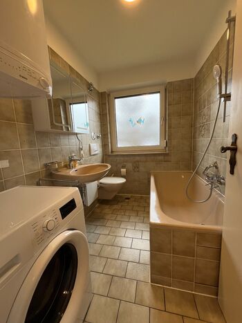Badezimmer mit Waschmaschine