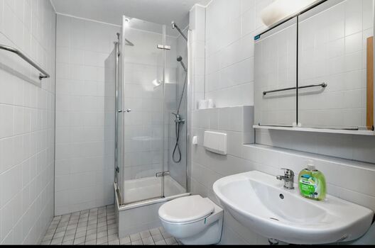 Bad mit Dusche und Wc