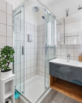 Badezimmer mit Grohe-Regendusche und Glaskabine