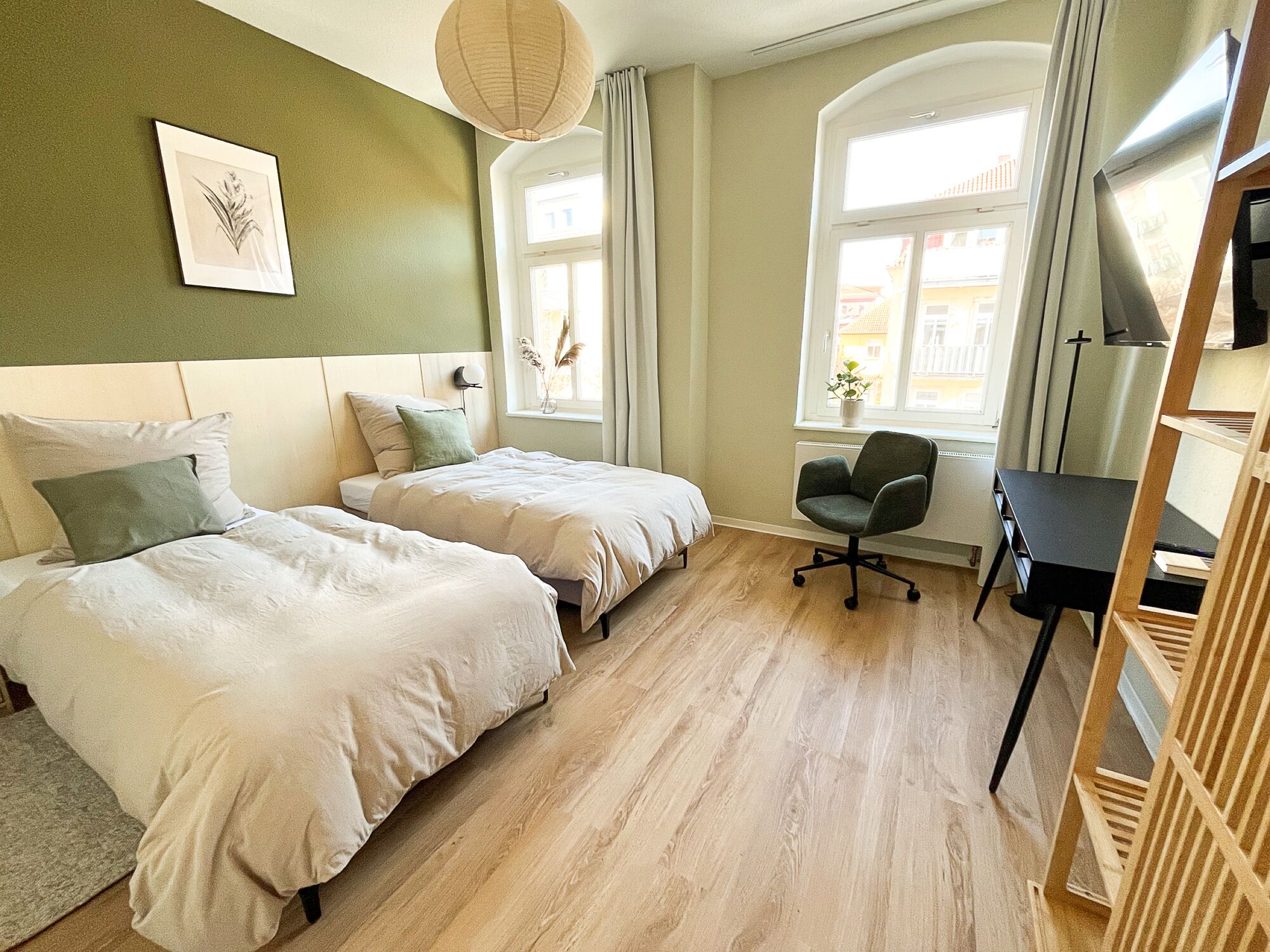 Schlafzimmer 1 inkl. Bettwäsche - Die Betten können in allen 3 Räumen flexibel zu Doppel- oder Einzelbetten gestellt werden