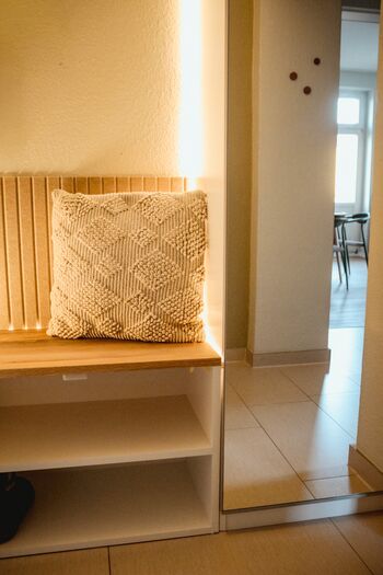 Schuhbank im Flur - Monteurzimmer Unterkunft Dresden