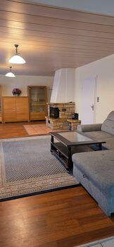 Groses Wohnzimmer mit Kamin 