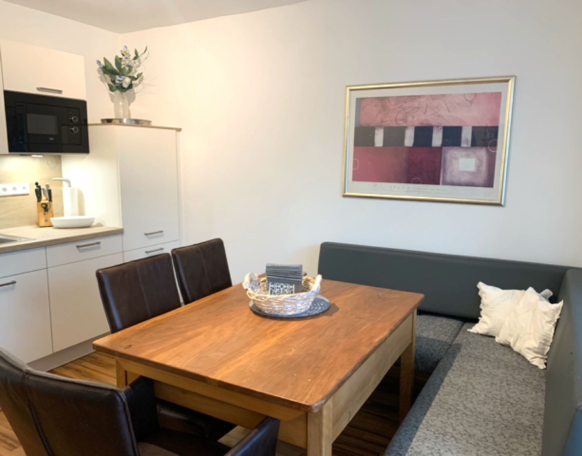 Voll ausgestattete Küche mit Essbereich