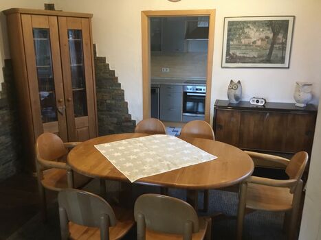 Esszimmer m. Küche im Hintergrund 