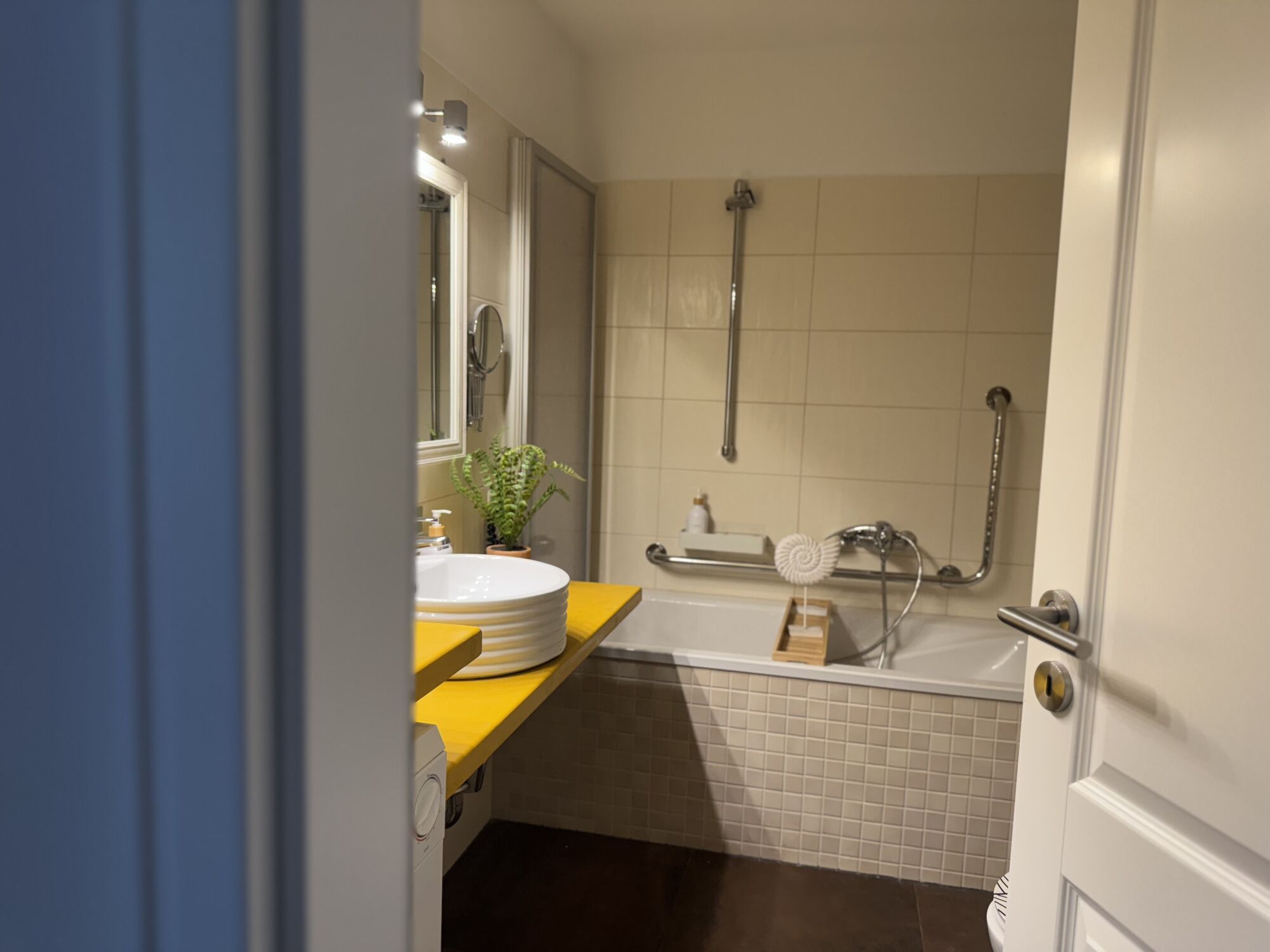 Badezimmer mit Badewanne