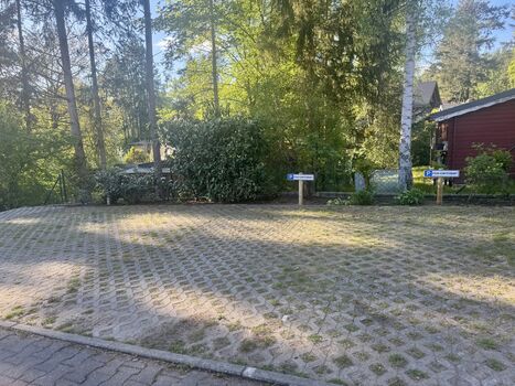 Zu der Wohnung gehören 2 PKW Stellplätze (max. 5m Länge).