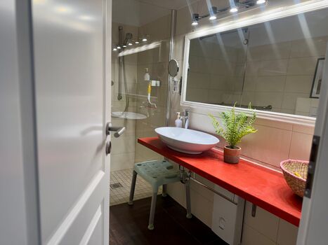 Badezimmer mit Dusche