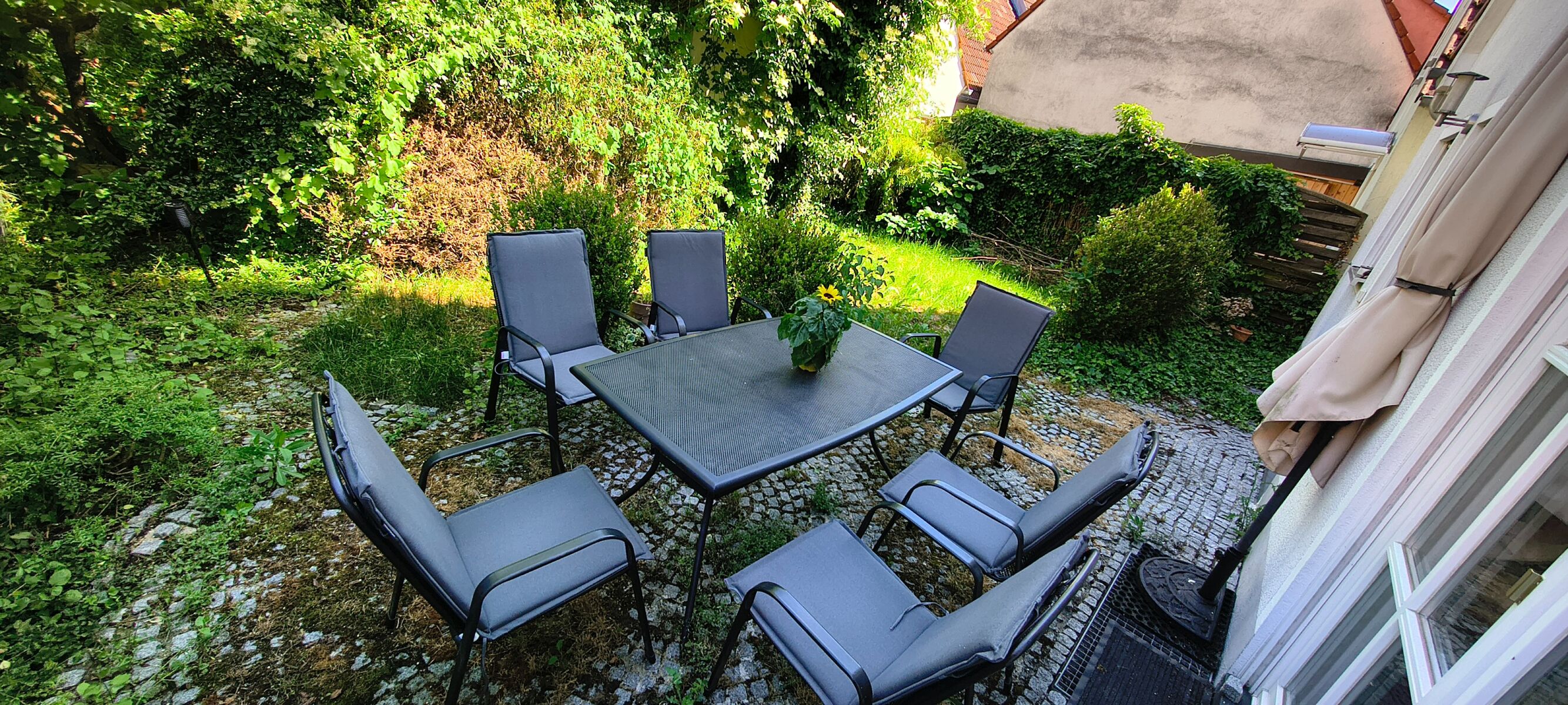 Garten mit Sitzgelegenheiten