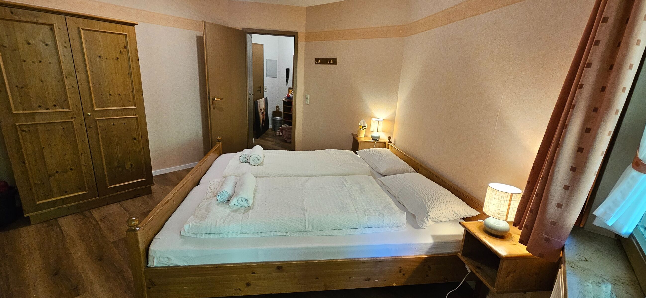 Schlafzimmer mit Doppelbett und Balkon