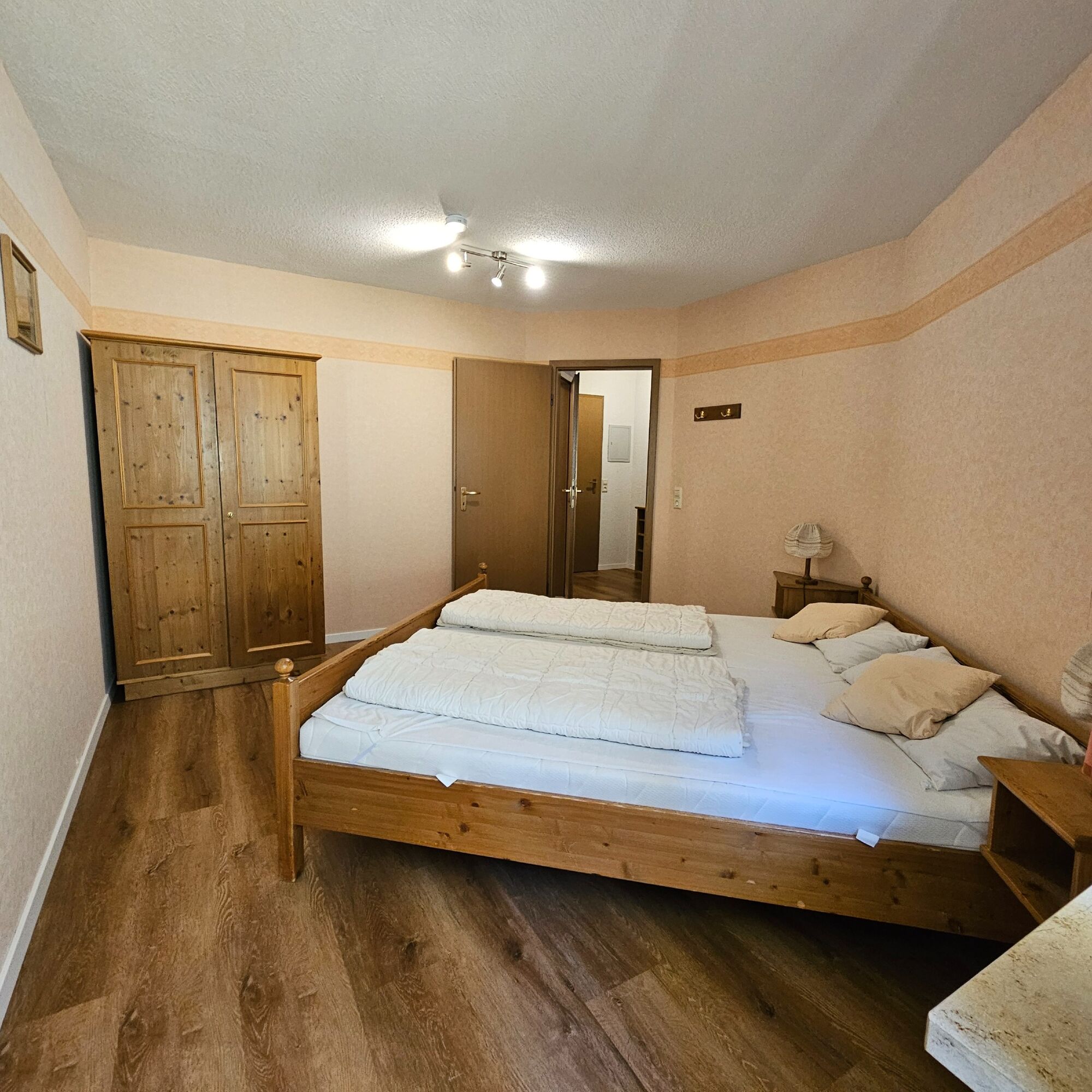 Geräumiges Schlafzimmer mit Balkon