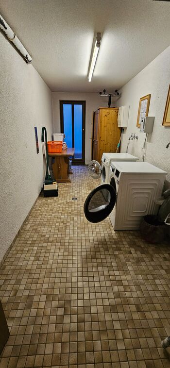 Waschraum 4 EUR 2 Waschgänge und Trockner kostenfrei