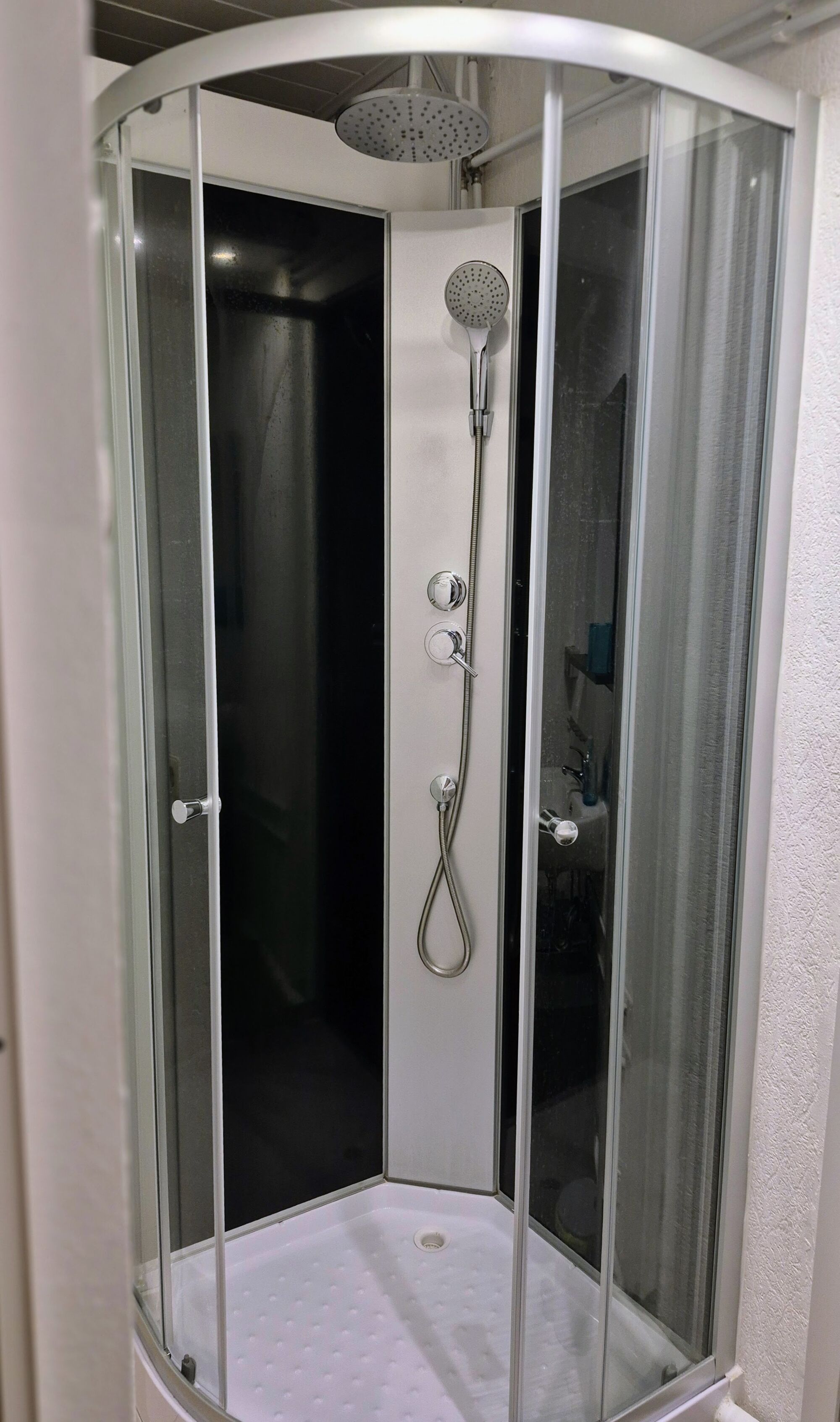 Eineldusche mit Waschbecken