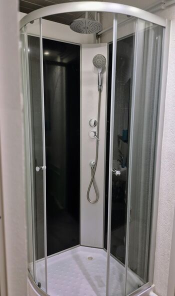 Eineldusche mit Waschbecken