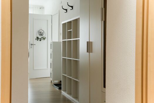 Flur mit Garderobe und Kleiderschrank