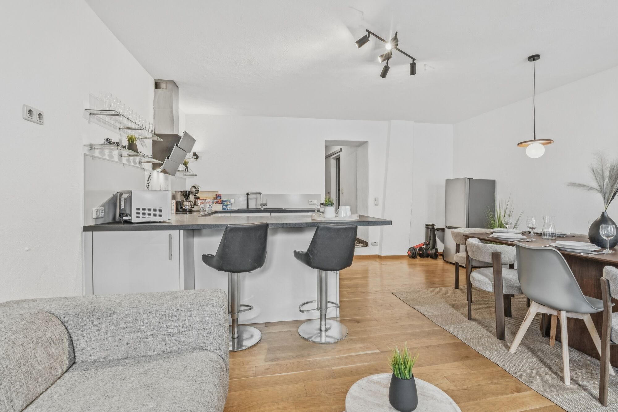 Offene Kücheninsel als geselliger Treffpunkt – gemeinsam frühstücken und den Tag beginnen