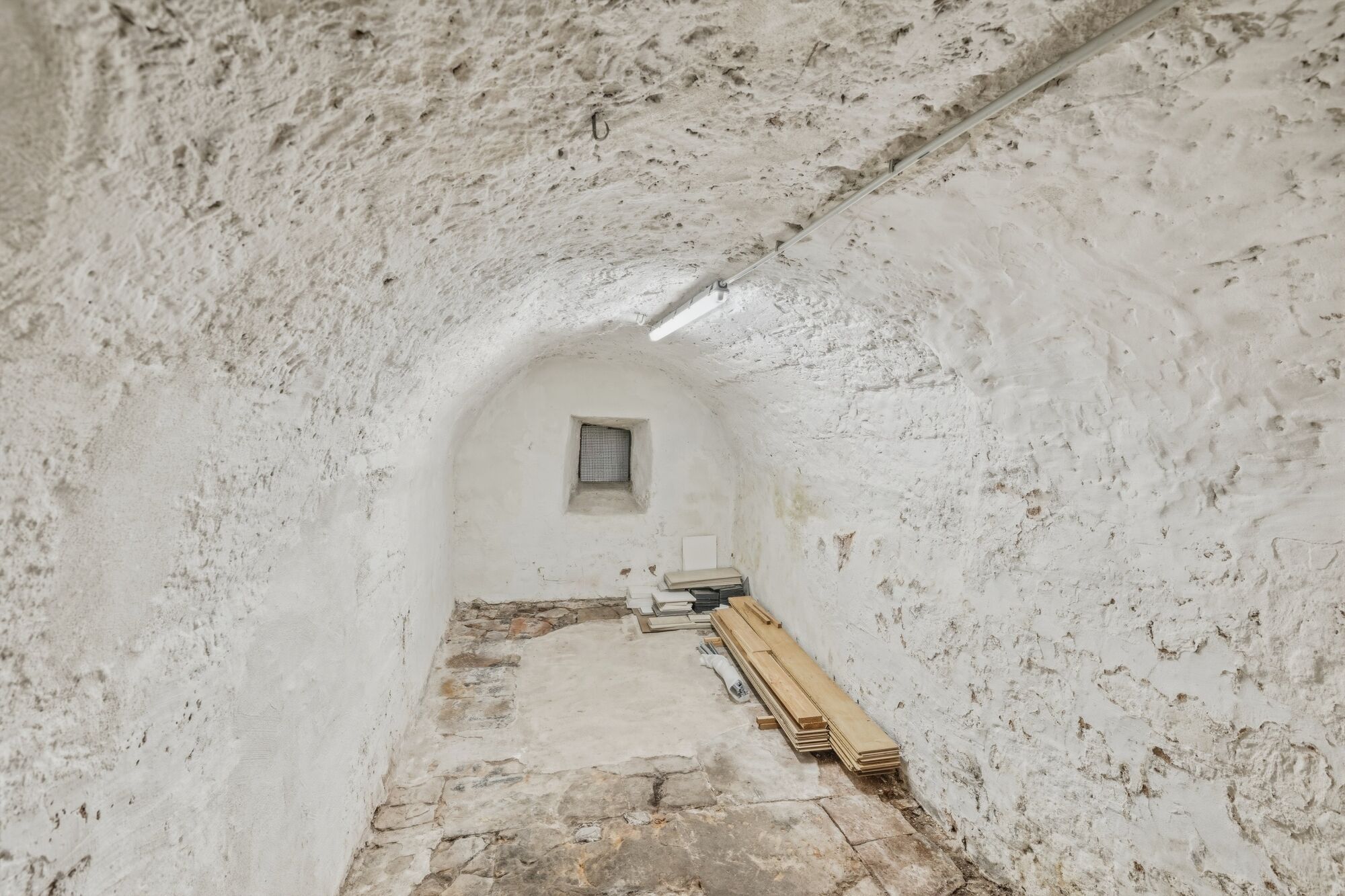 Historischer Gewölbekeller mit Weinregal – echtes Saarburger Flair direkt in eurer Unterkunft