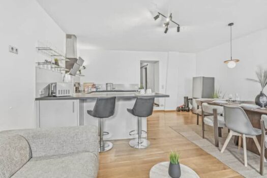 Offene Kücheninsel mit Barhockern – schnelles Frühstück vor dem Einsatz