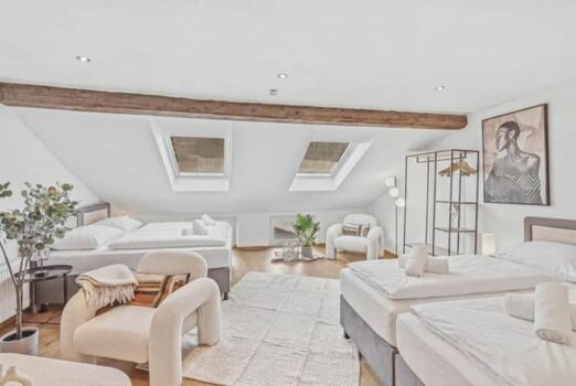Geräumiges Dachzimmer mit originalen Holzbalken – flexibel für große Teams