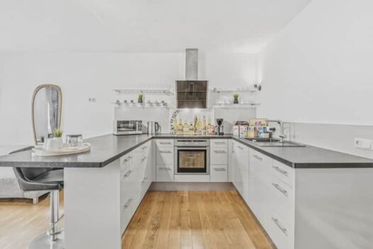 Vollausgestattete Küche mit Backofen & Geräten – kochen für das ganze Team