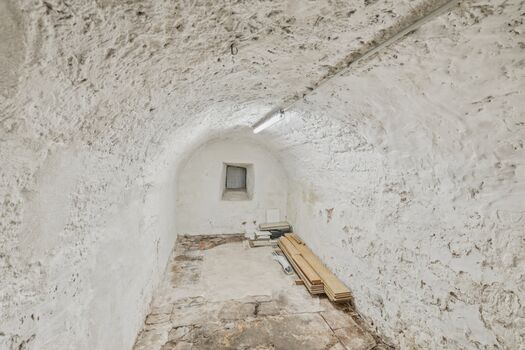 Historischer Gewölbekeller mit Weinregal – echtes Saarburger Flair direkt in eurer Unterkunft