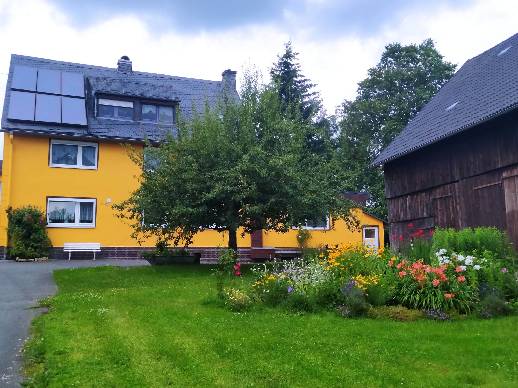 Hausansicht mit separater Auffahrt