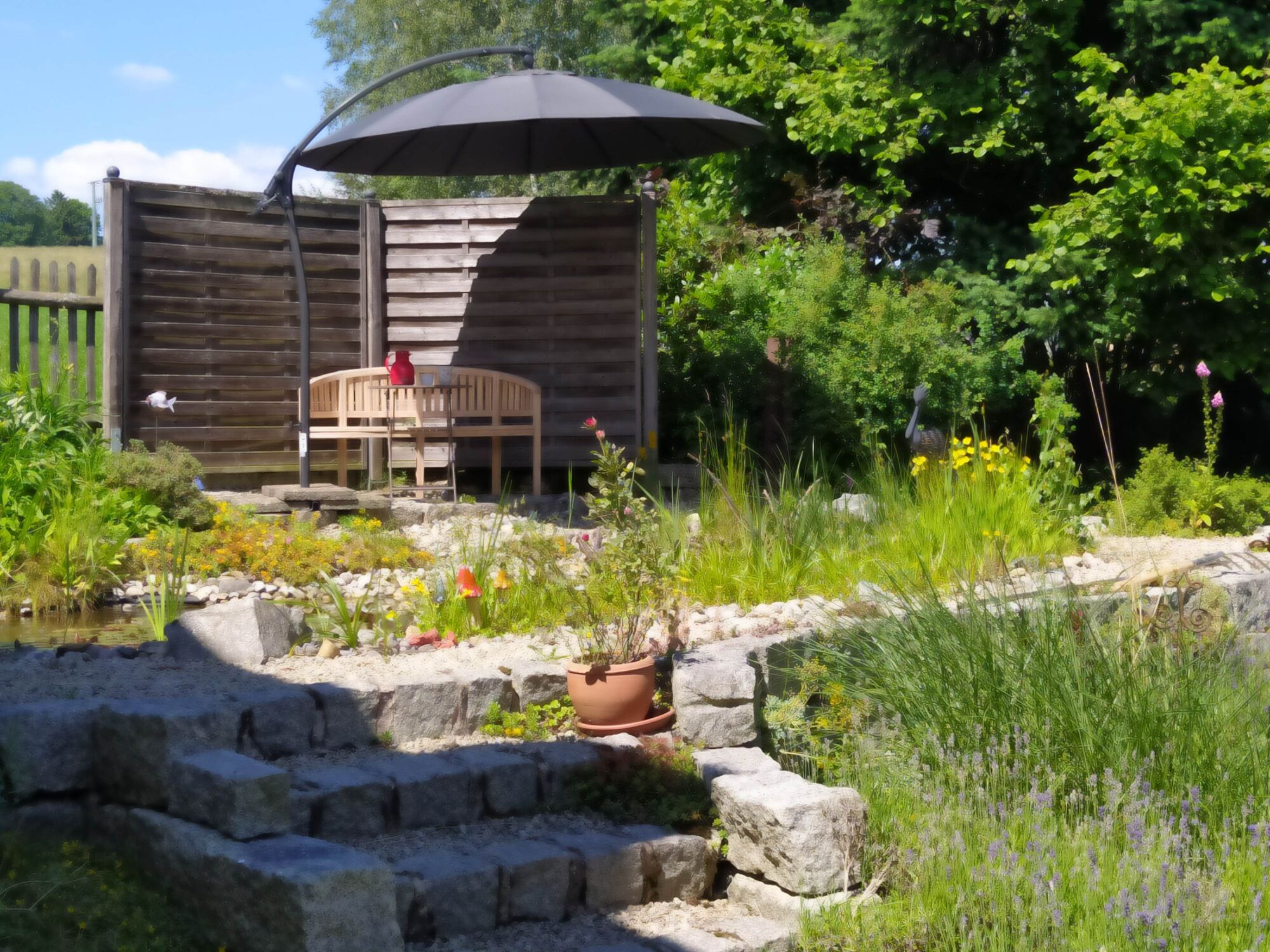 Sitzecke mit Gartenteich in ruhiger Lage