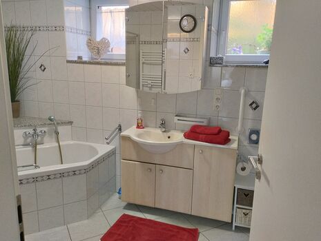 mit Badewanne und WC