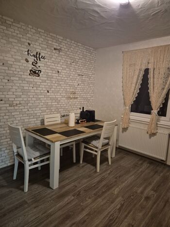 Küchentisch und Küche 