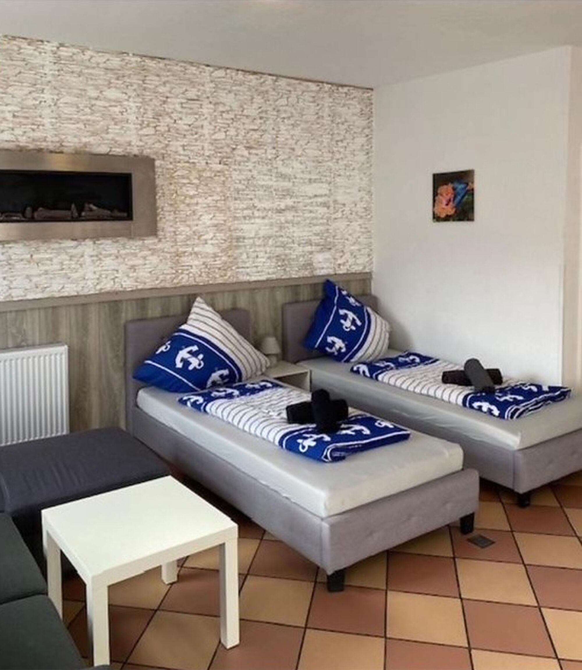 Großes Apartment mit drei Betten und Esstisch