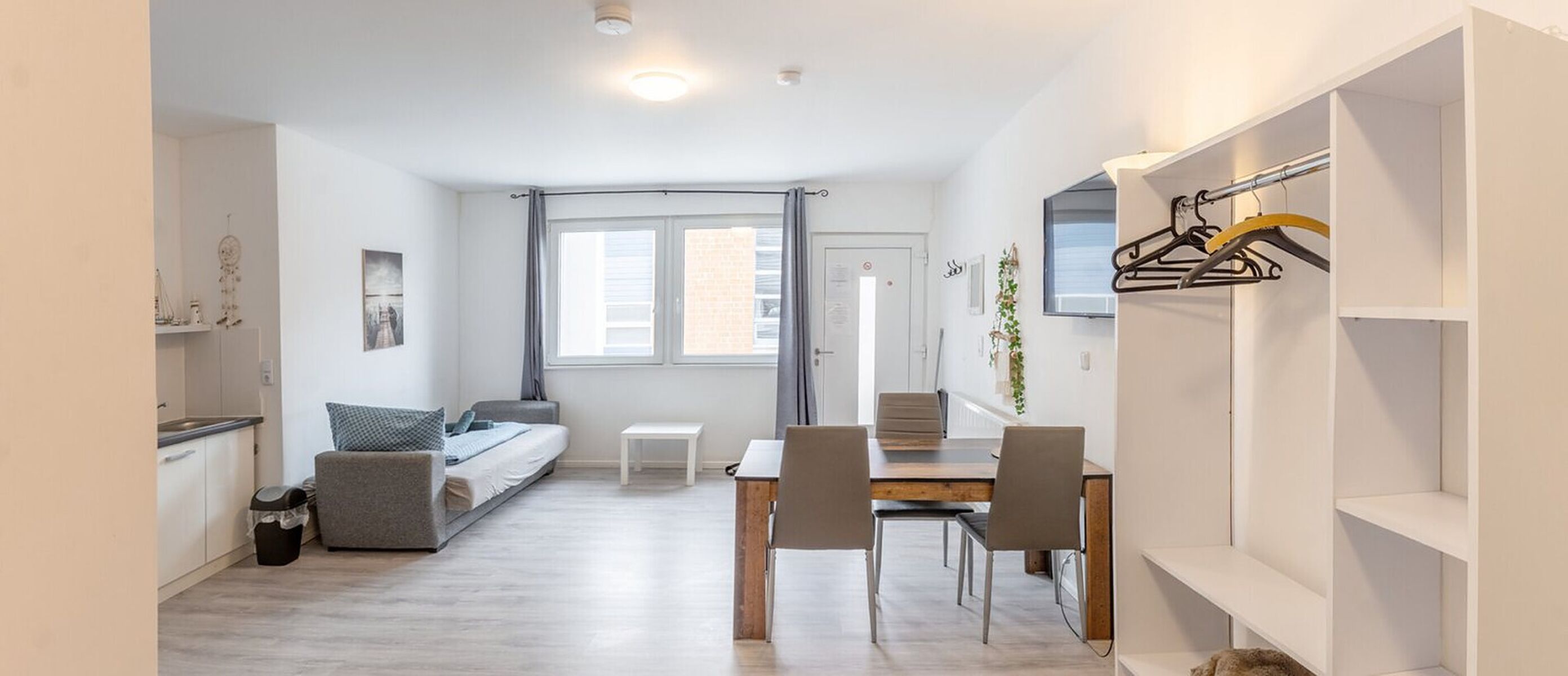 Apartment mit Essplatz und Sofa