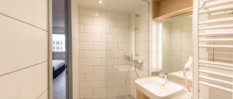 Bad mit WC und Waschtisch