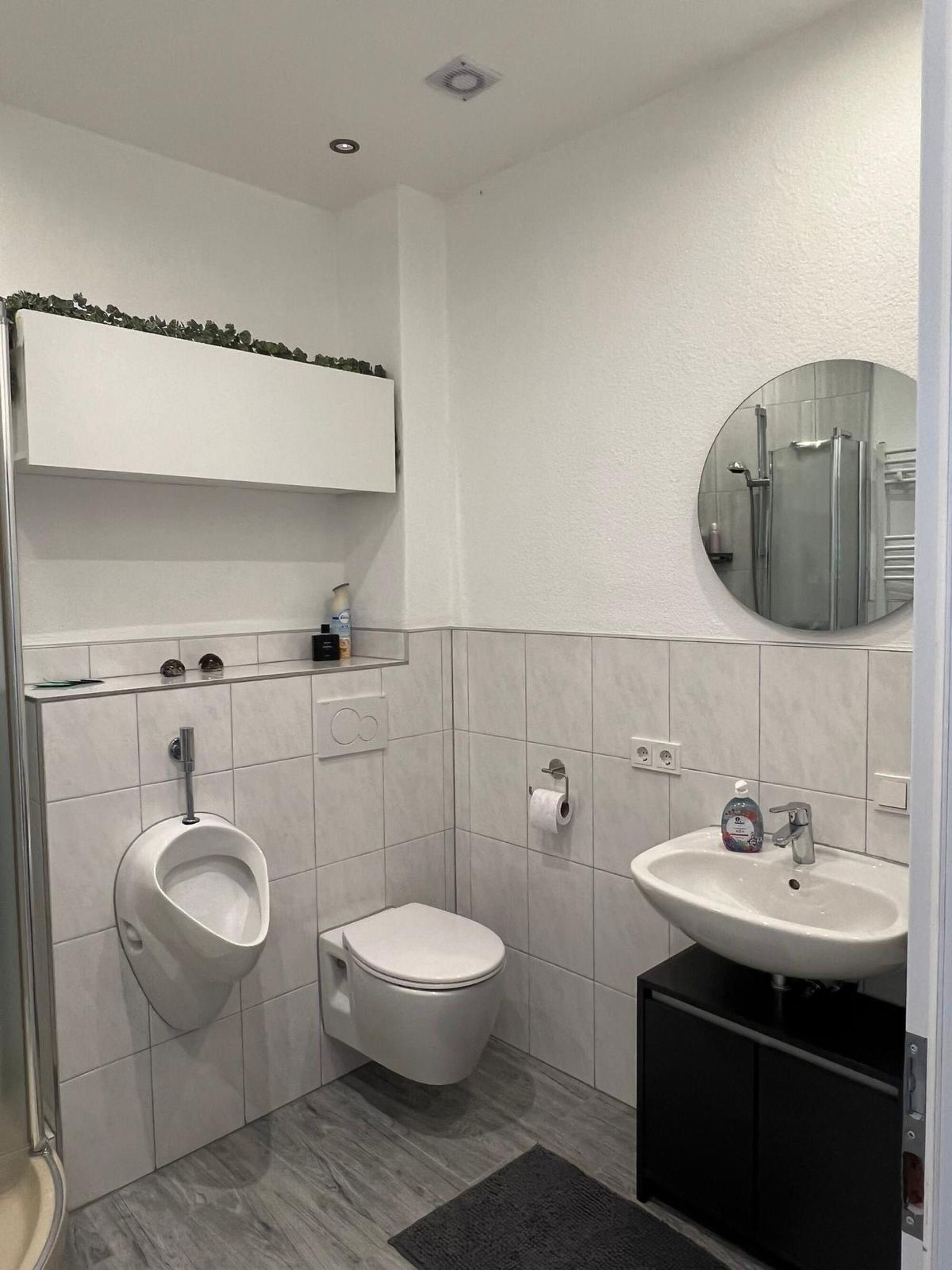 Toilette unten mit Dusche