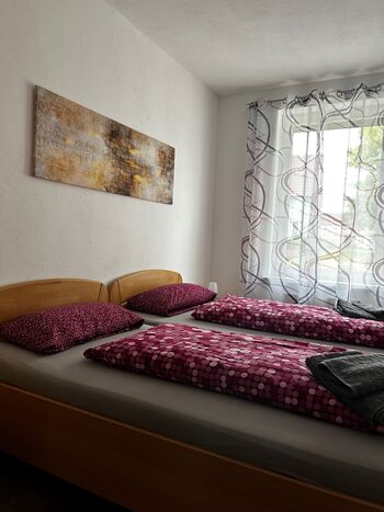 Schlafzimmer unten Betten können auseinander geschoben werden