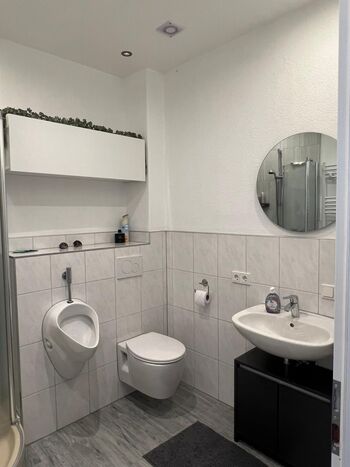 Toilette unten mit Dusche