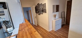 Eingangsbereich mit kleiner Bar zur Küche