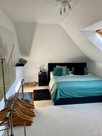 Ruhiges Gästezimmer mit eigenem Bad – Parkplatz, gute Autobahnanbindung, Bild 1