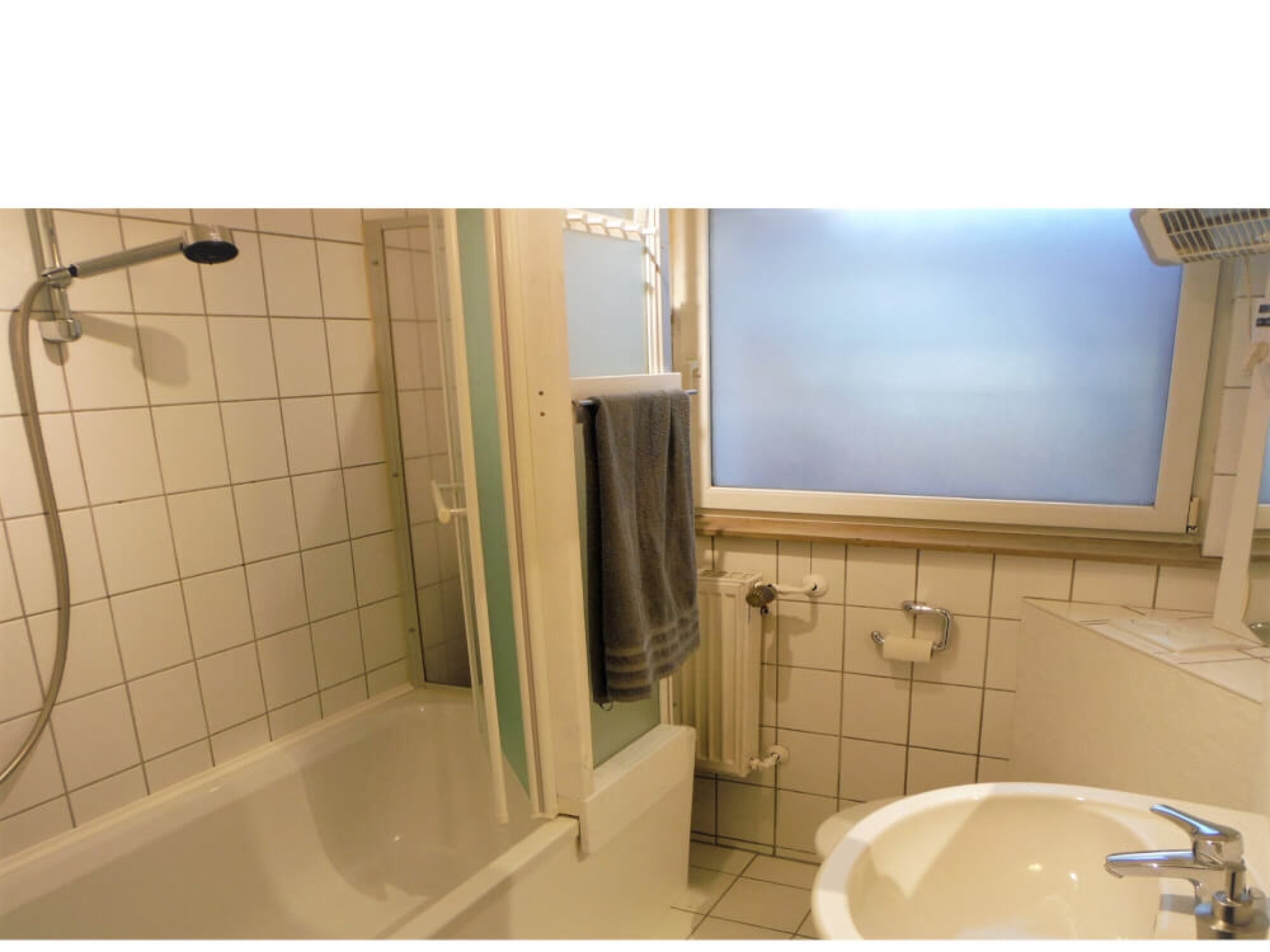 Bad mit Badewanne und Duschwand