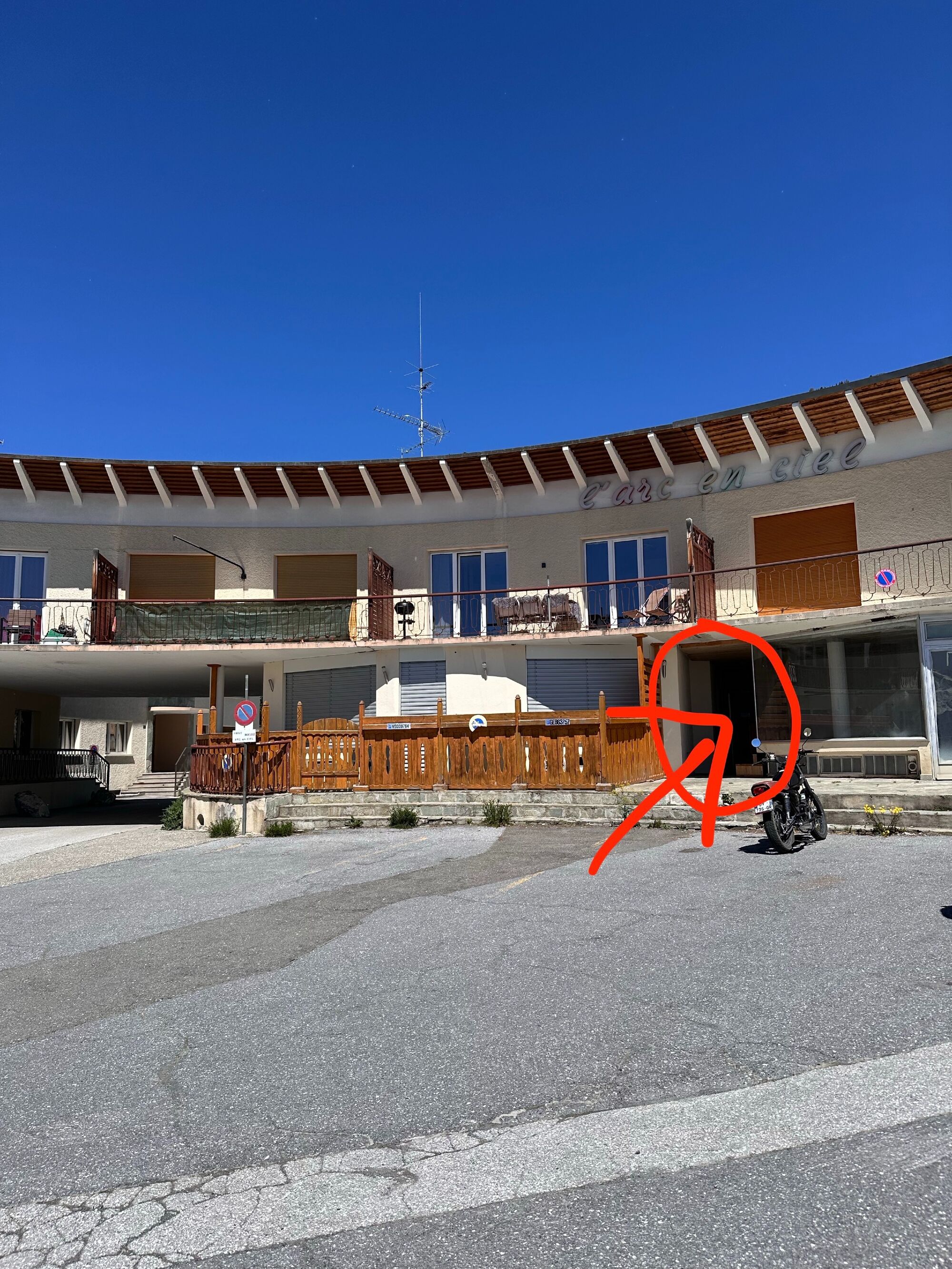 Eingang und Grosser Platz zum Parken