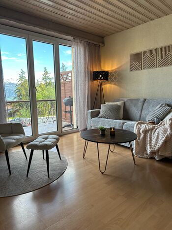 Wohnbereich mit Möglichkeit das Sofa als Bett zu nutzen