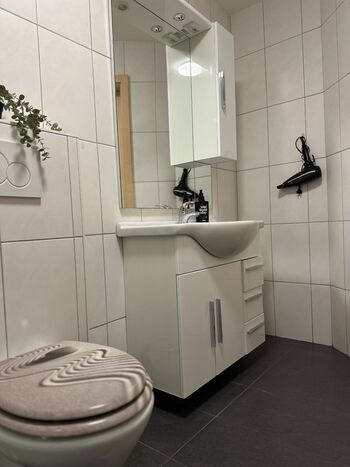 Badezimmer mit Dusche