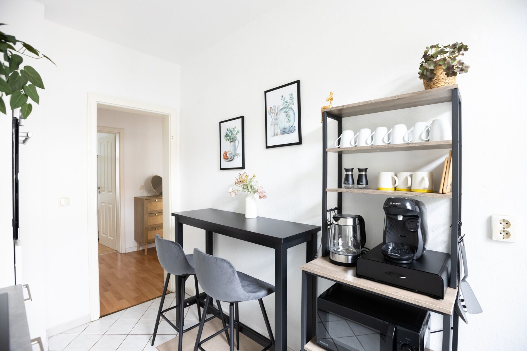 Moderne Küche mit allem, was Sie für die tägliche Selbstversorgung brauchen.