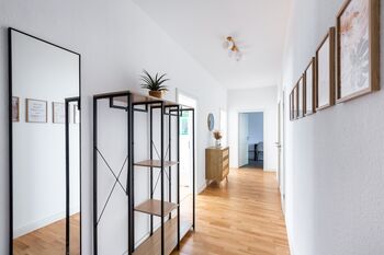 Freundliche Atmosphäre und hochwertige Möbel für Ihr Wohlbefinden.