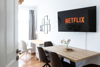 Durchdachte Möblierung bietet Platz zum Arbeiten und Entspannen.