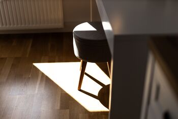 Die Wohnung kombiniert modernes Design mit freundlicher, lichtdurchfluteter Atmosphäre.