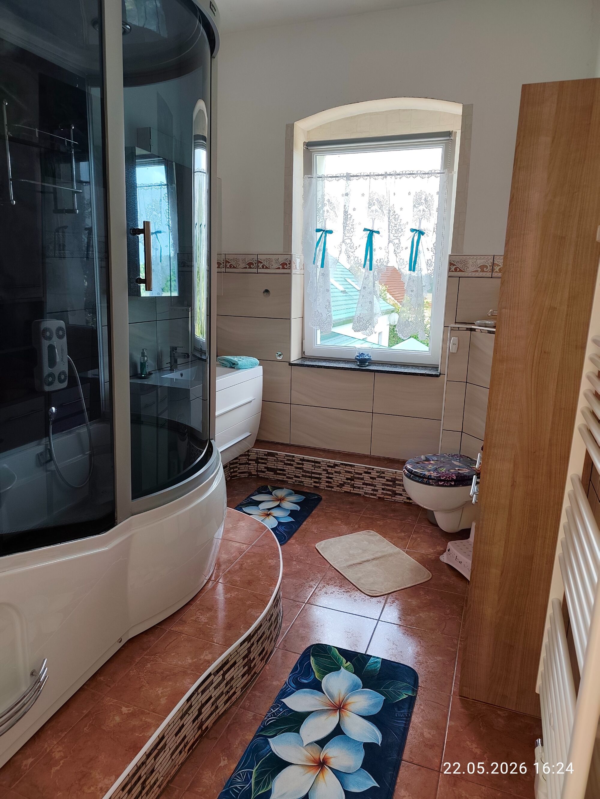 Badezimmer mit Waschbecken, WC, Dusch- Wannkombination 